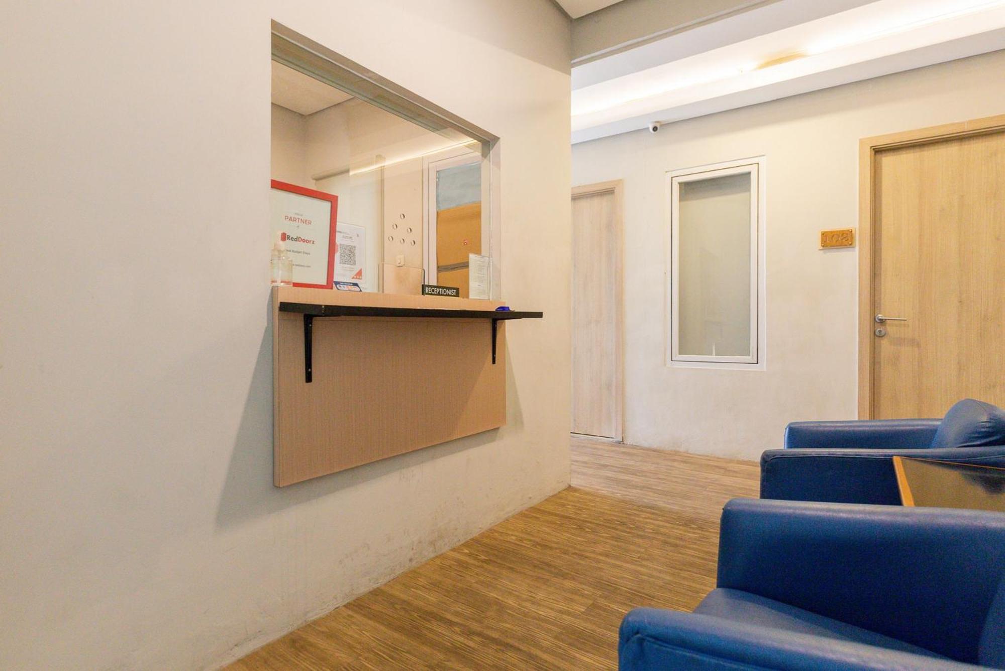 Reddoorz Plus Syariah Near Mall Pondok Indah Yakarta Exterior foto