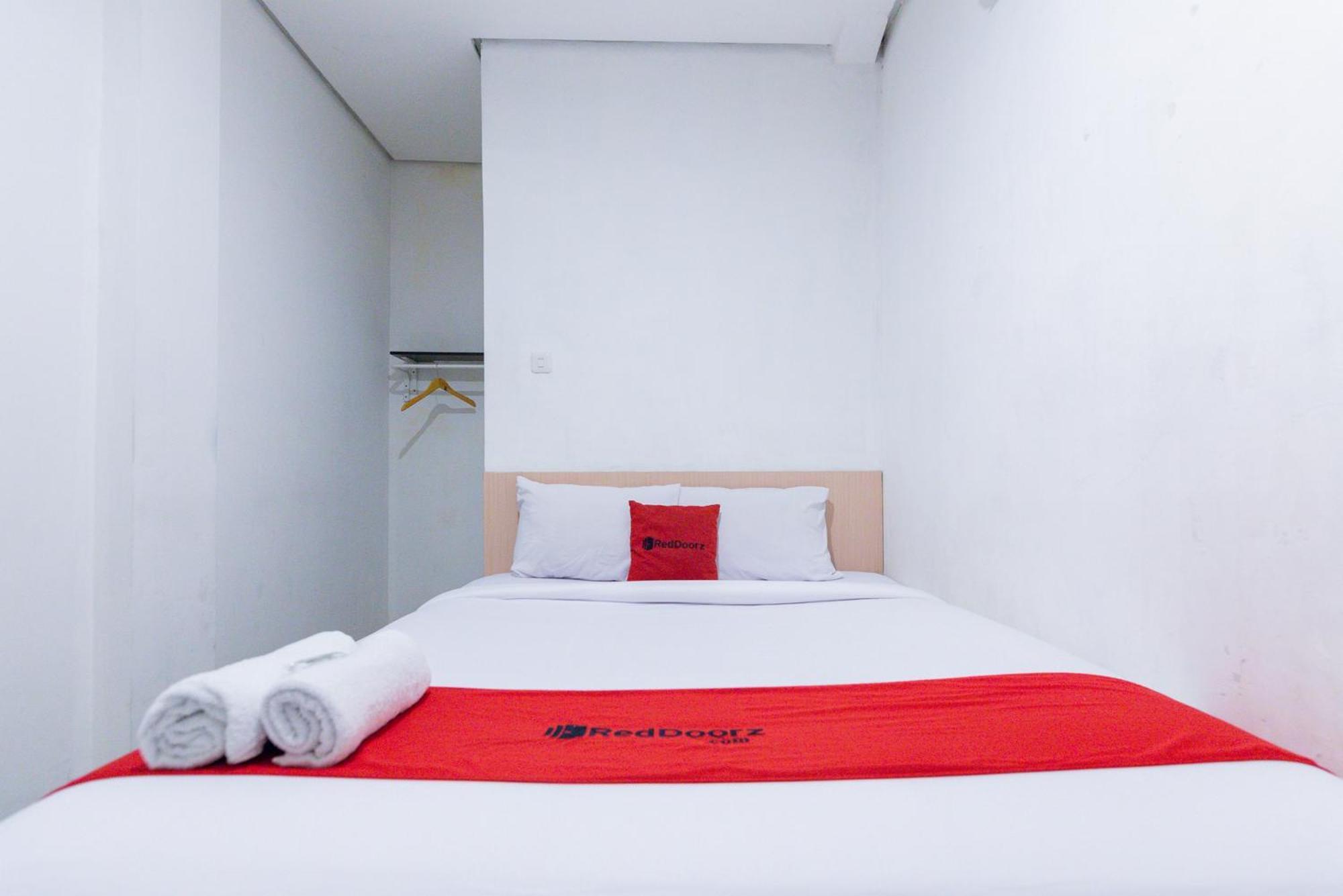 Reddoorz Plus Syariah Near Mall Pondok Indah Yakarta Exterior foto
