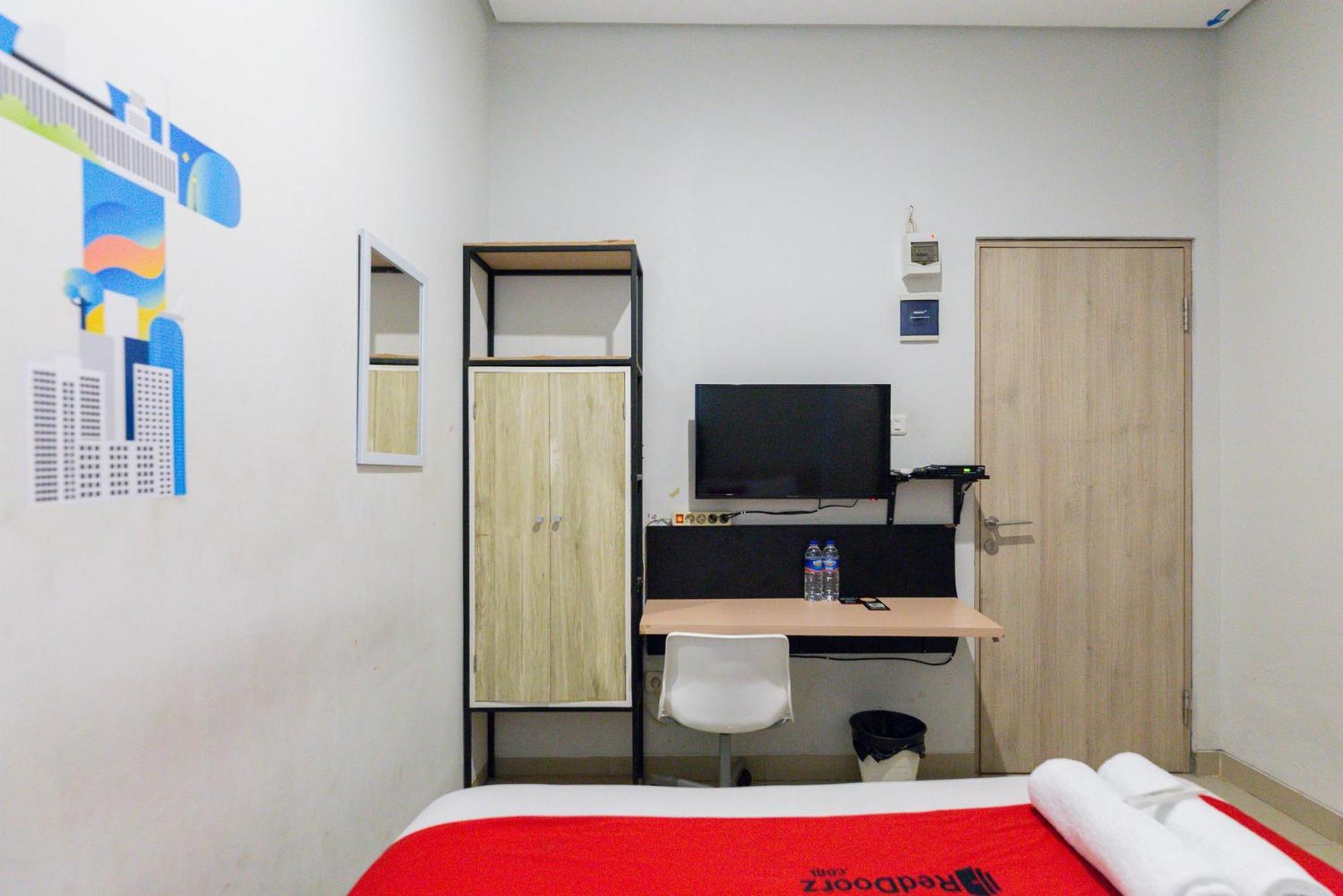 Reddoorz Plus Syariah Near Mall Pondok Indah Yakarta Exterior foto