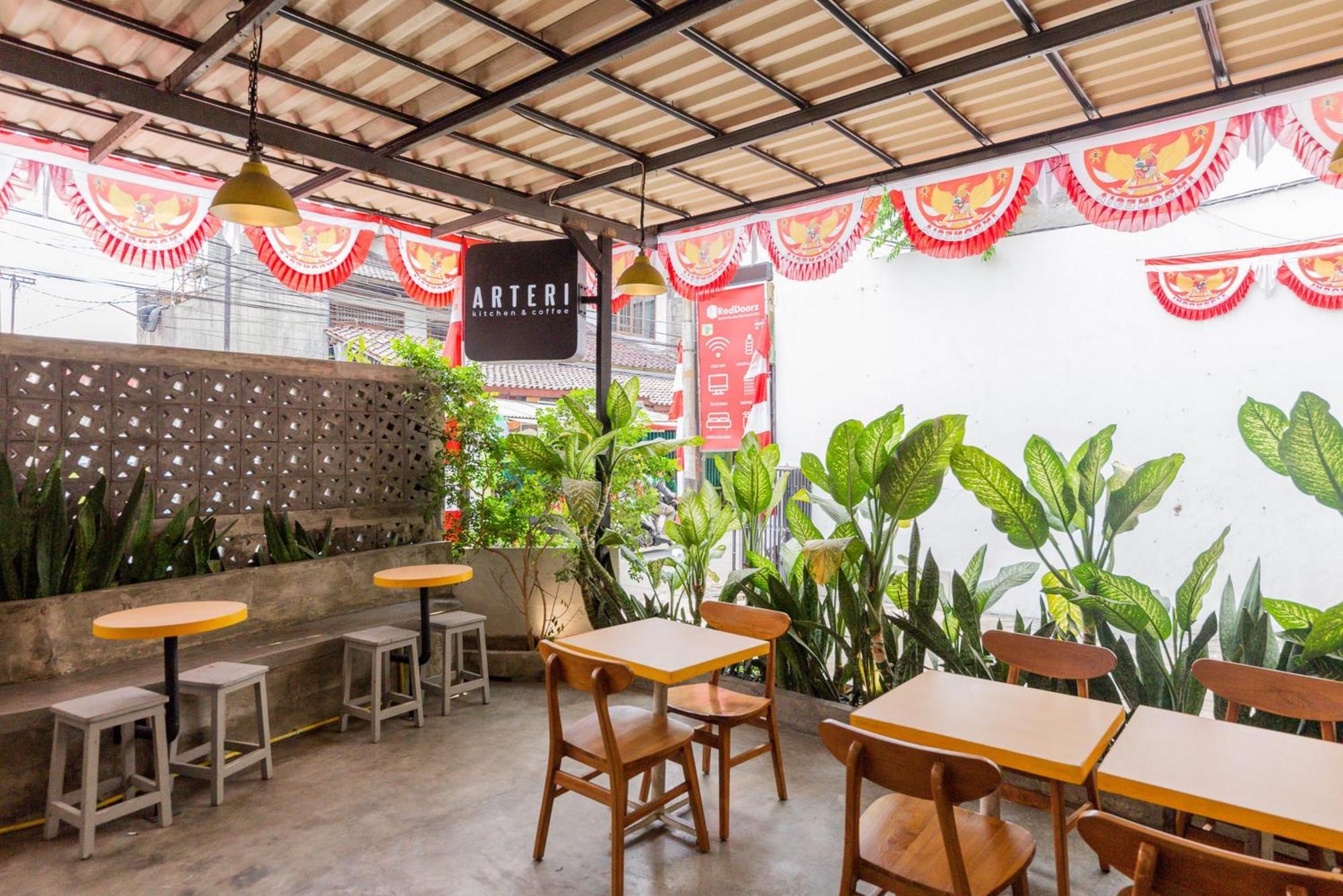 Reddoorz Plus Syariah Near Mall Pondok Indah Yakarta Exterior foto